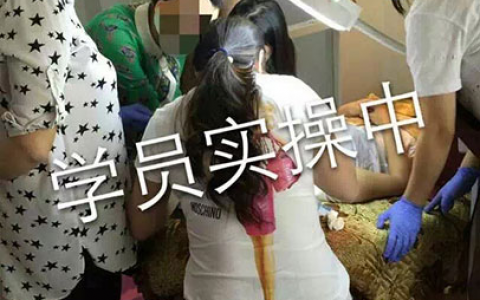 学员实操练习中，互相交流