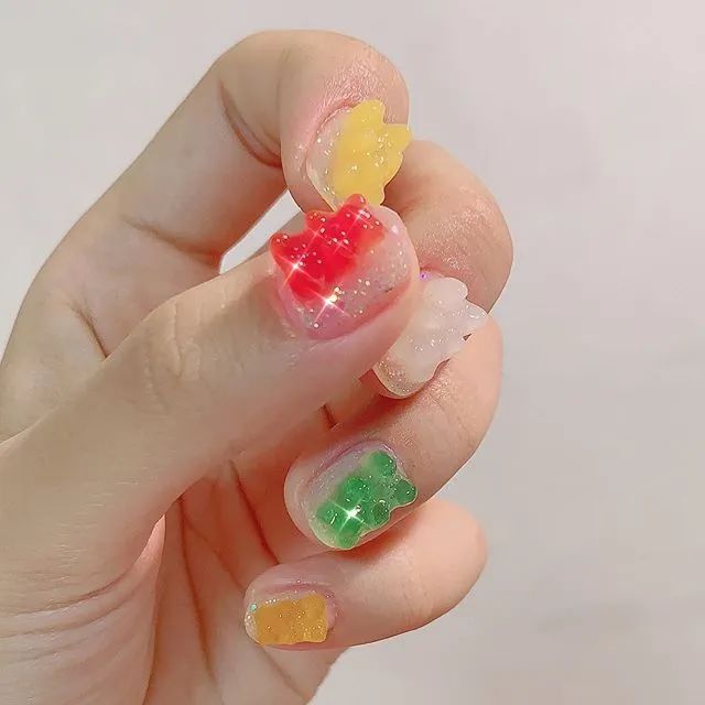 Lisa、宋妍霏……同款美甲，我都给你们扒出来了！