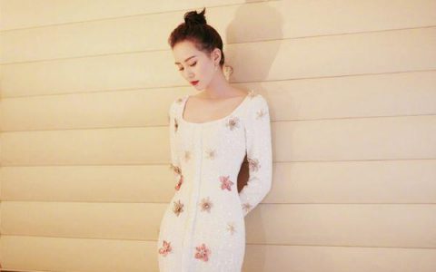 外套里面别穿打底衫了，今年春天流行这样穿！