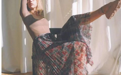 百褶裙那么美，怎么搭配才能显瘦又好看？