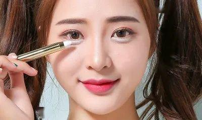 五官扁平，眼睛小，鼻子塌的女生怎么打扮才好看？