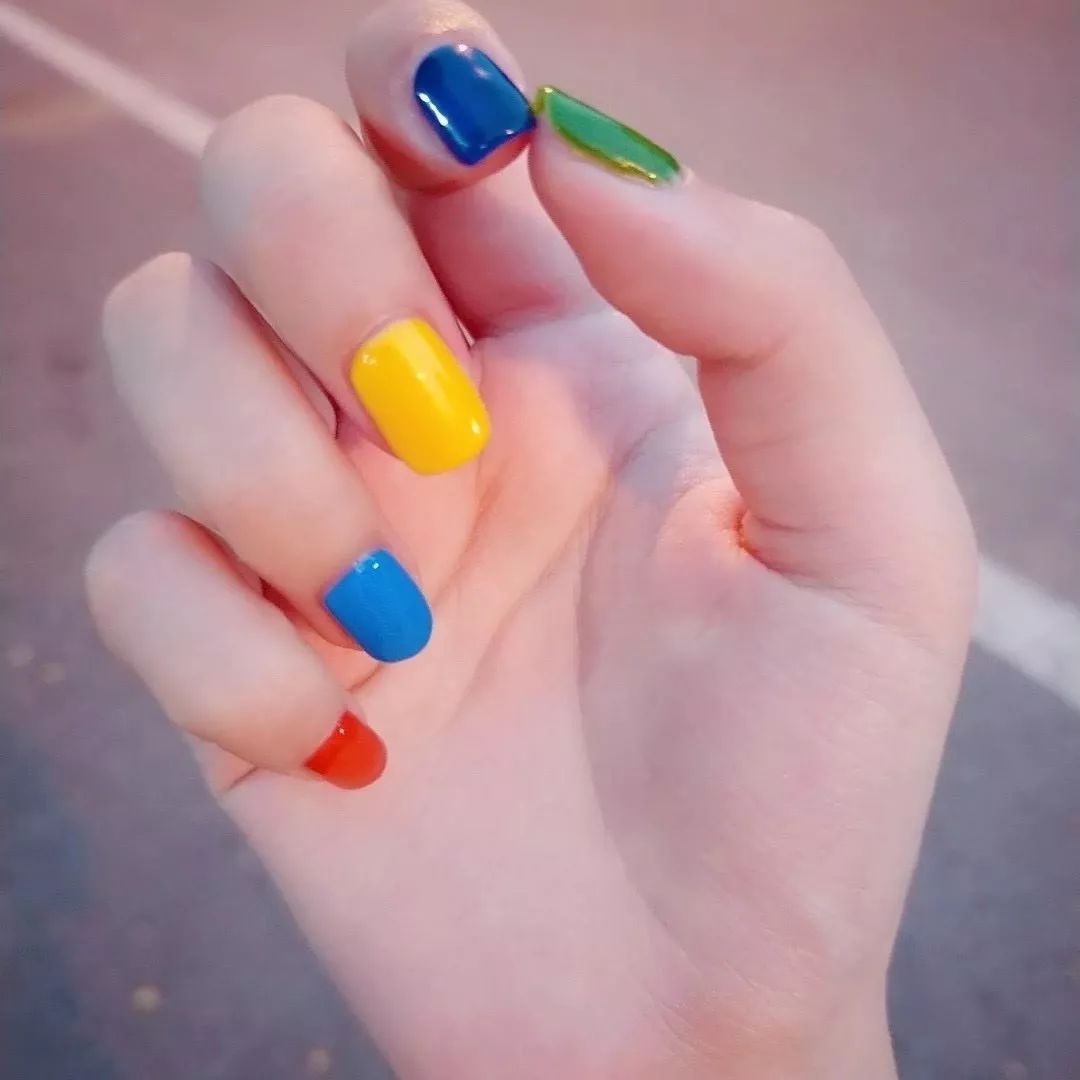 快看！彩虹色系、小清新美甲是你喜欢的风格吗？