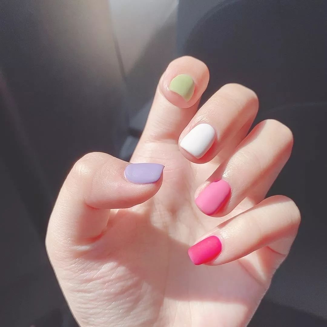 快看！彩虹色系、小清新美甲是你喜欢的风格吗？