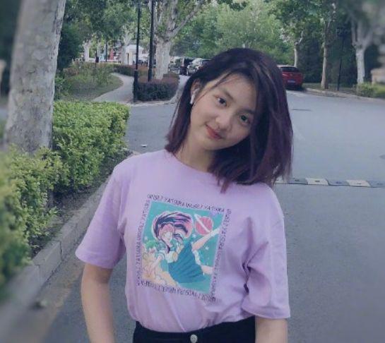 黄磊女儿穿露腰bra上热搜引争议：孙莉，你怎么养的女儿！