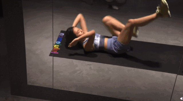 黄磊女儿穿露腰bra上热搜引争议：孙莉，你怎么养的女儿！