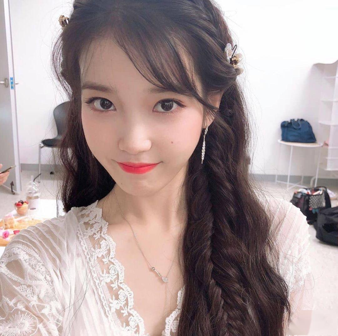 五官扁平，眼睛小，鼻子塌的女生怎么打扮才好看？