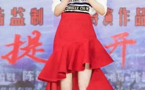 扔掉你的卫衣吧！今年流行“字母衫+半身裙”，时髦显嫩很优雅