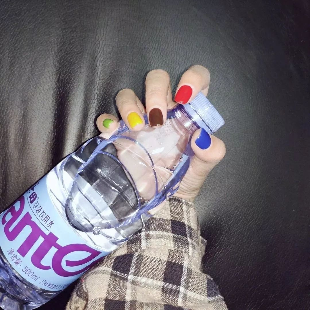 快看！彩虹色系、小清新美甲是你喜欢的风格吗？