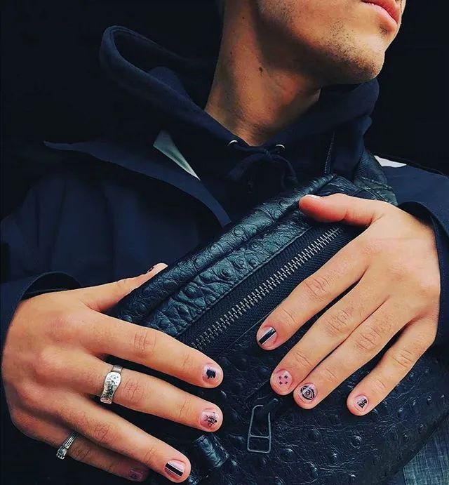 Lisa、宋妍霏……同款美甲，我都给你们扒出来了！