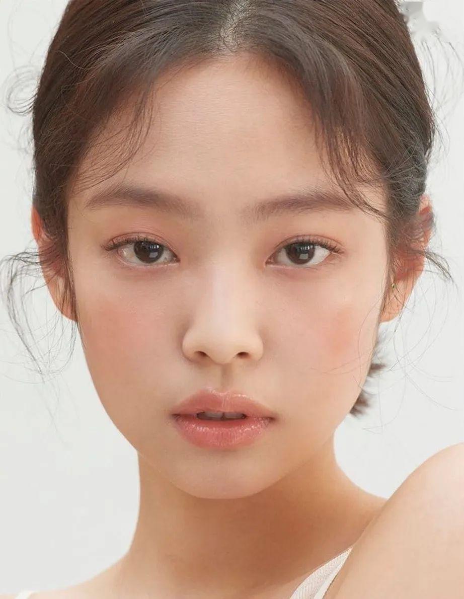 五官扁平，眼睛小，鼻子塌的女生怎么打扮才好看？