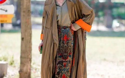 风衣不吃香了，现在正流行这件“脚踝衣”，显瘦高级，明星都爱了