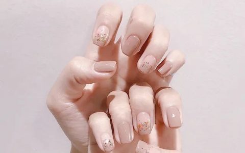 这个淡淡肉色配点亮片，也是很惊艳的