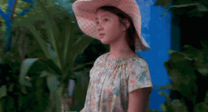 黄磊女儿穿露腰bra上热搜引争议：孙莉，你怎么养的女儿！