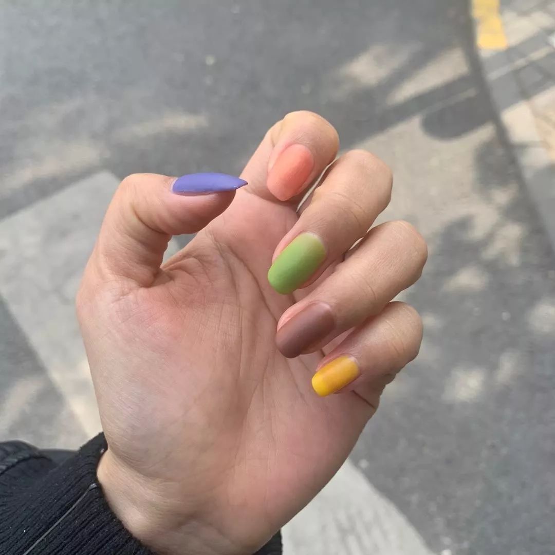 快看！彩虹色系、小清新美甲是你喜欢的风格吗？