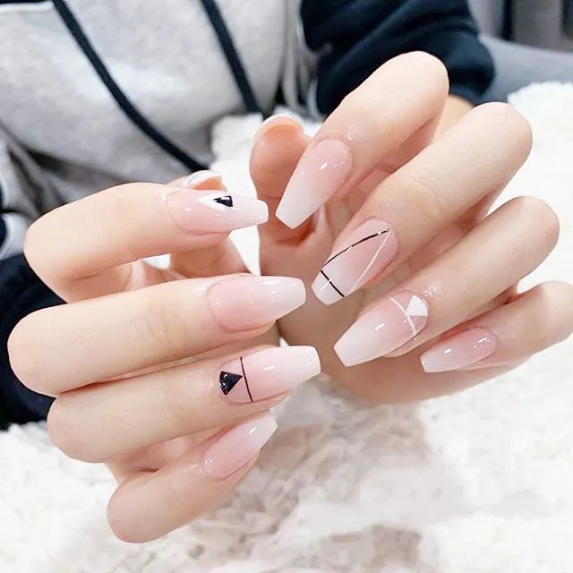 Lisa、宋妍霏……同款美甲，我都给你们扒出来了！