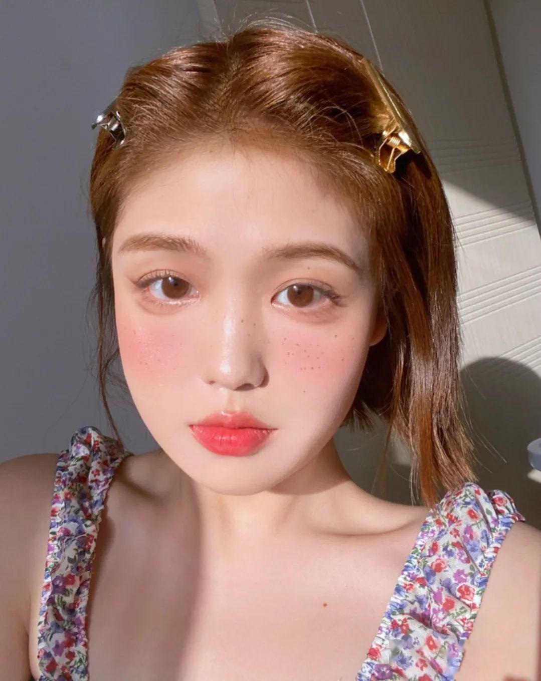 五官扁平，眼睛小，鼻子塌的女生怎么打扮才好看？