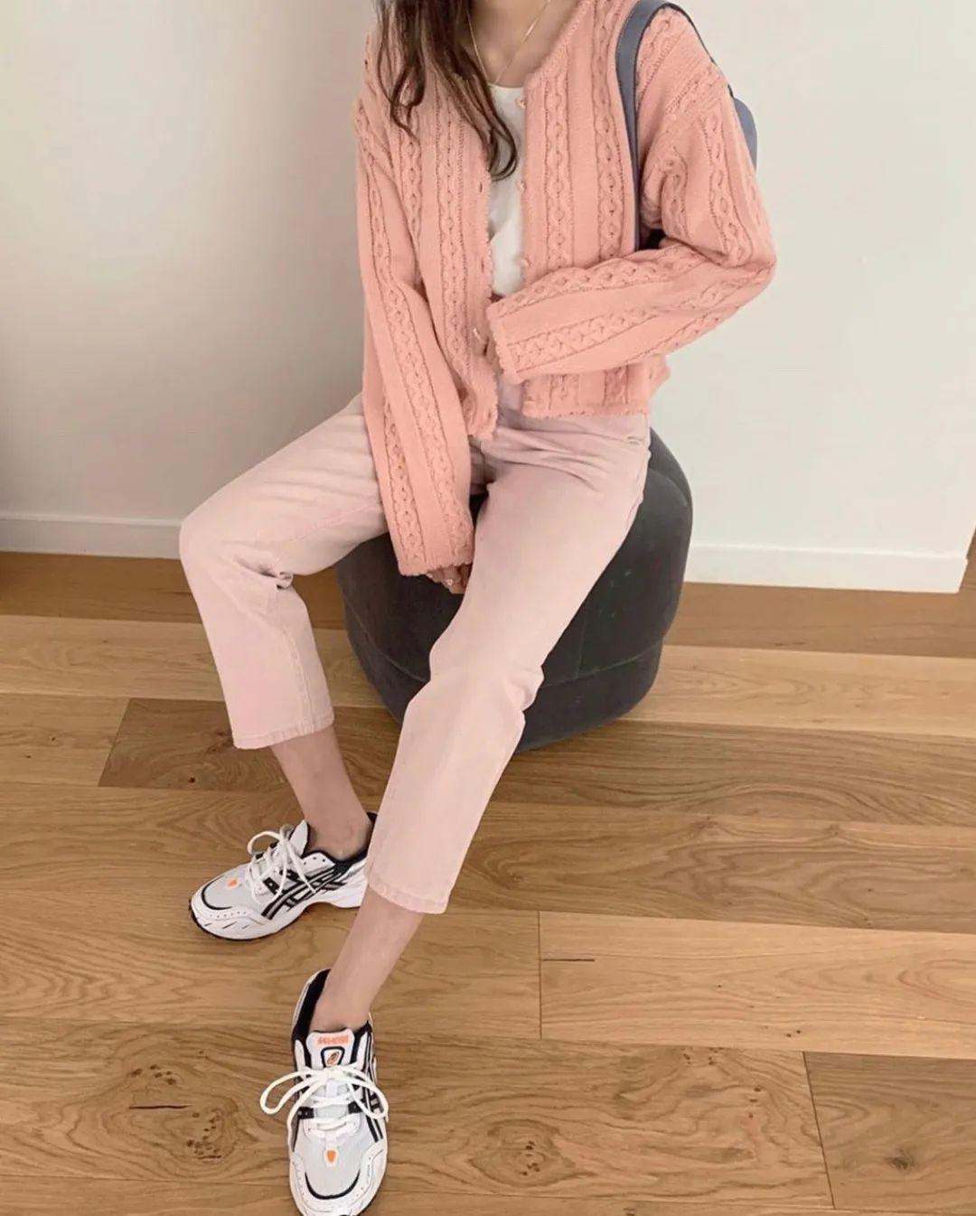 别再穿黑白灰了，今年巨火的 “ 初恋色 ” 简直美哭 ！