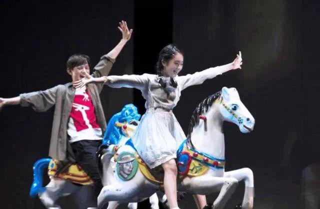 黄磊女儿穿露腰bra上热搜引争议：孙莉，你怎么养的女儿！