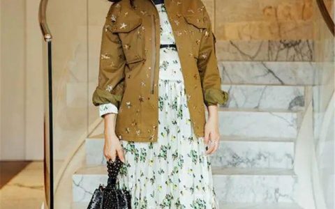 风衣下面别穿运动鞋了，瞧瞧姚晨、高圆圆，今年这么穿才有范儿！