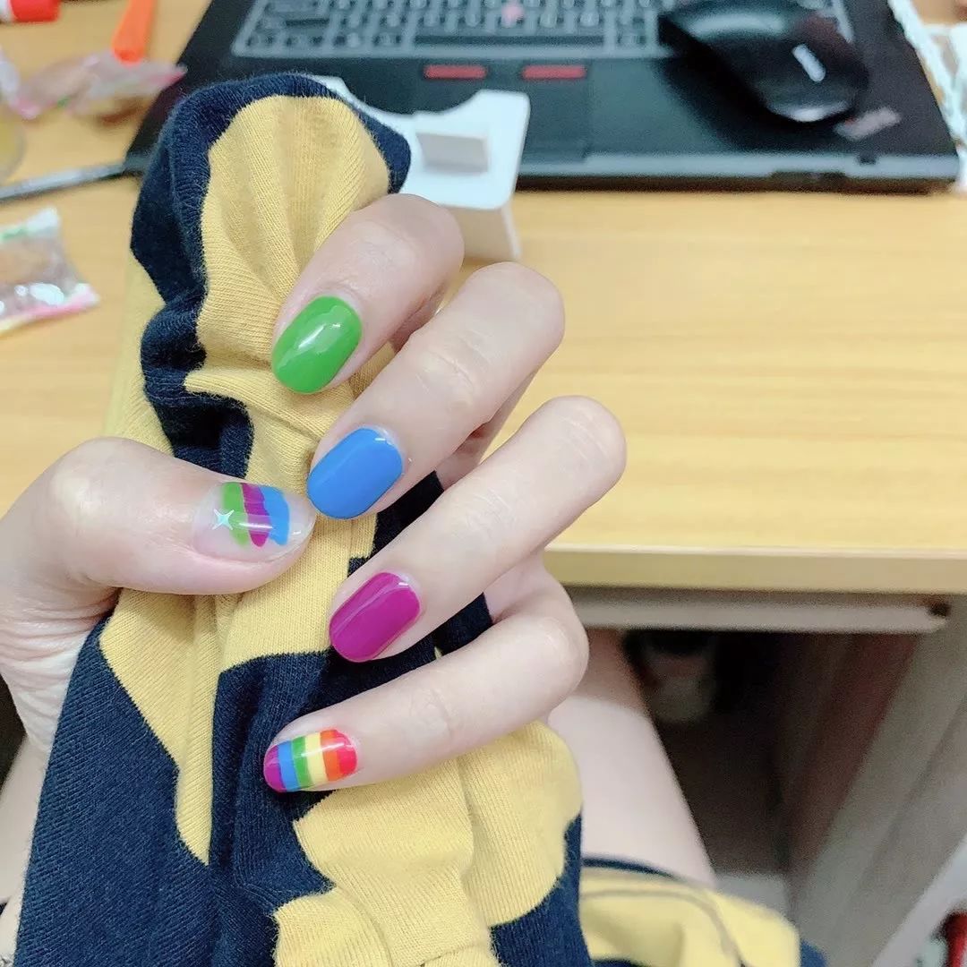 快看！彩虹色系、小清新美甲是你喜欢的风格吗？