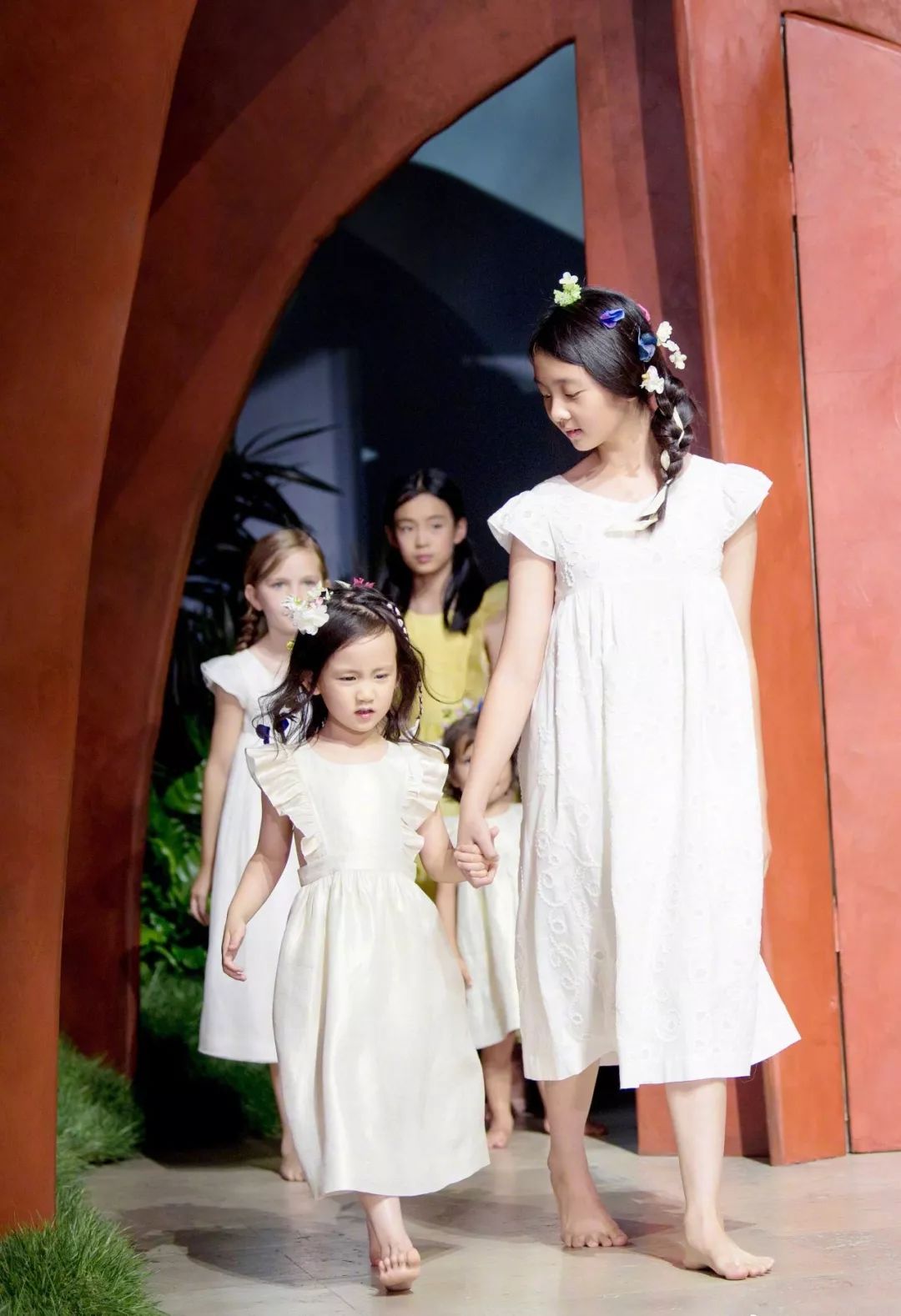 黄磊女儿穿露腰bra上热搜引争议：孙莉，你怎么养的女儿！