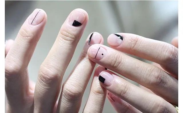 Lisa、宋妍霏……同款美甲，我都给你们扒出来了！