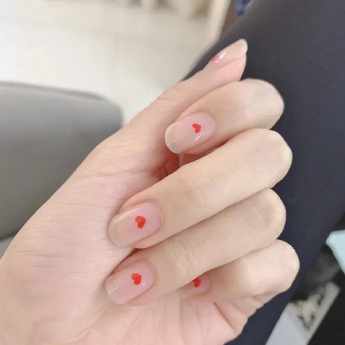 Lisa、宋妍霏……同款美甲，我都给你们扒出来了！