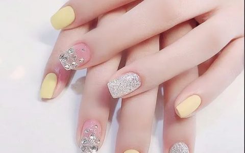 这个夏天最不能少的，就是这个颜色的美甲