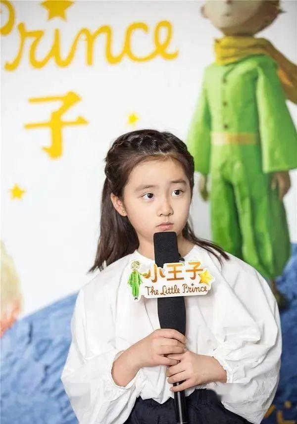 黄磊女儿穿露腰bra上热搜引争议：孙莉，你怎么养的女儿！