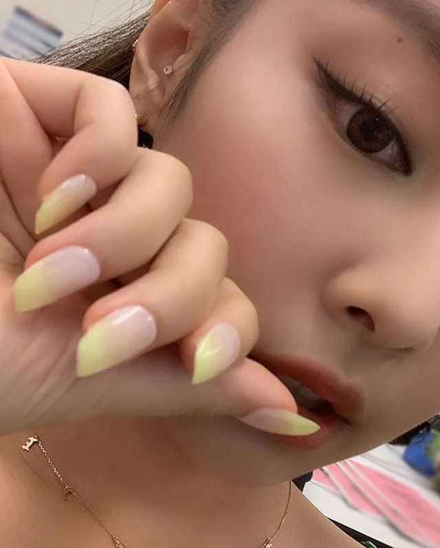 Lisa、宋妍霏……同款美甲，我都给你们扒出来了！