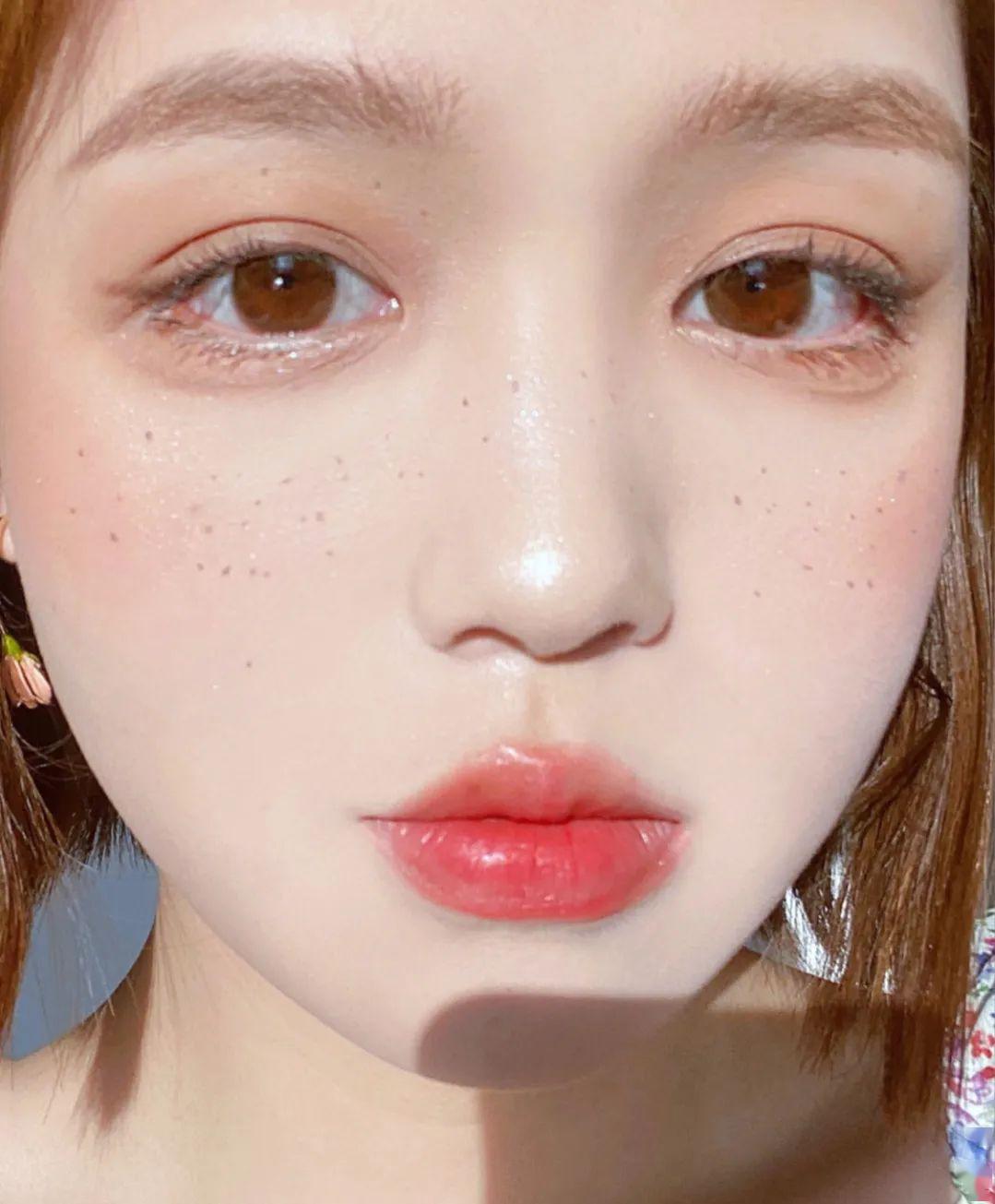 五官扁平，眼睛小，鼻子塌的女生怎么打扮才好看？