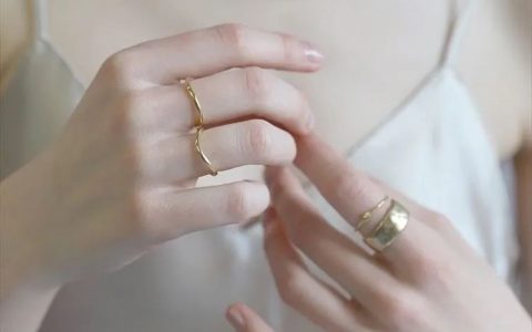 显高级的牛乳色美甲