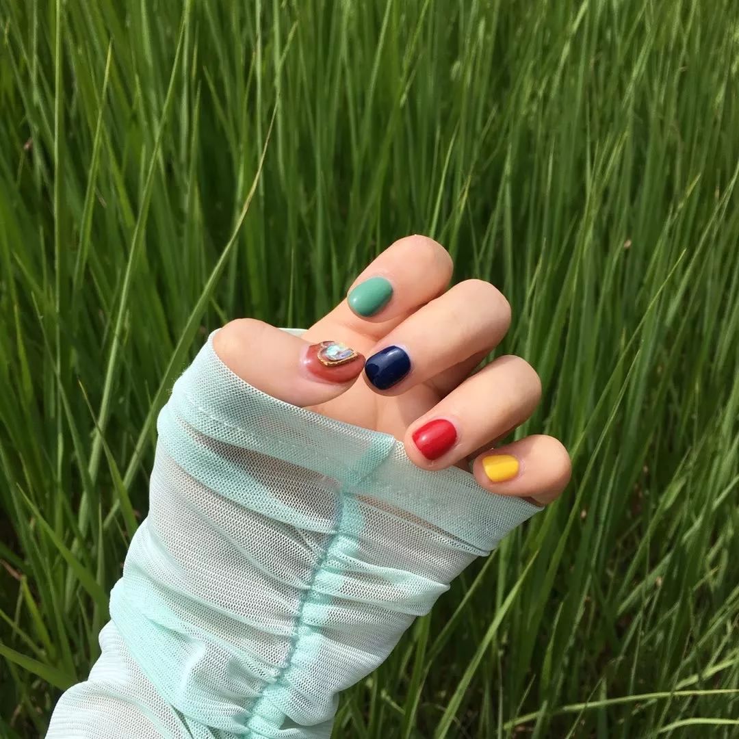 快看！彩虹色系、小清新美甲是你喜欢的风格吗？