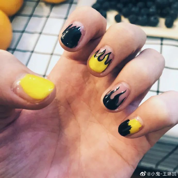 Lisa、宋妍霏……同款美甲，我都给你们扒出来了！