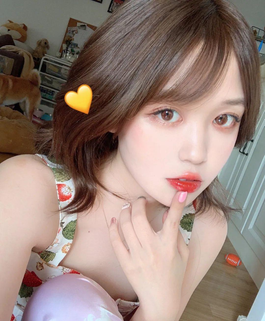 五官扁平，眼睛小，鼻子塌的女生怎么打扮才好看？