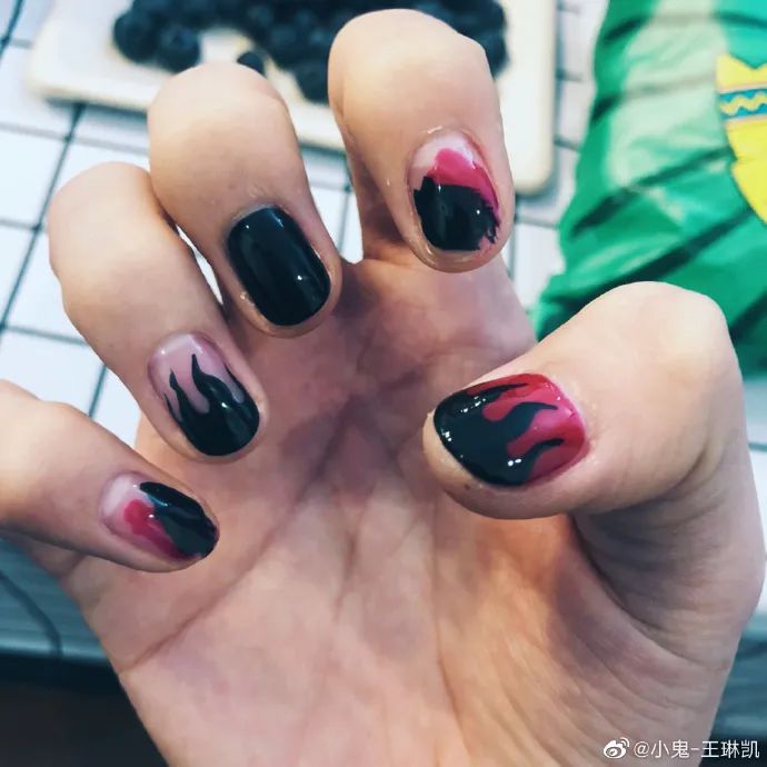 Lisa、宋妍霏……同款美甲，我都给你们扒出来了！