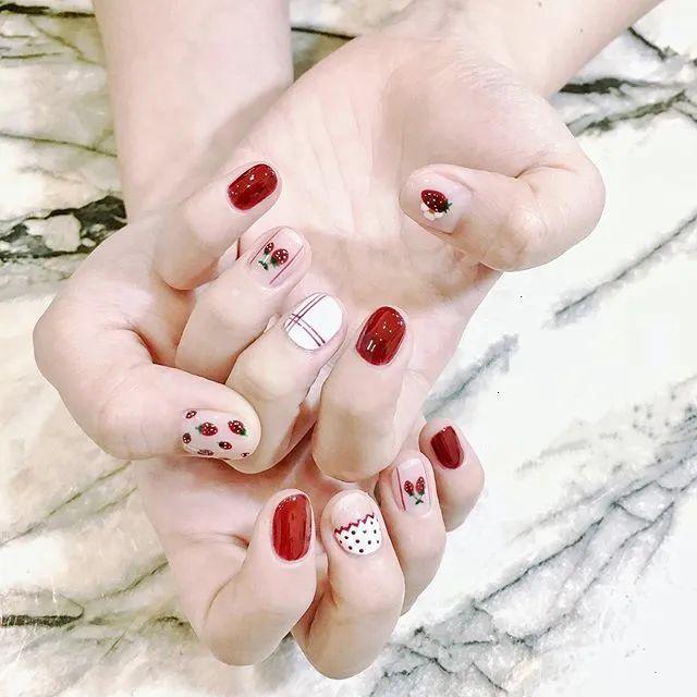 春季好好撩人的草莓美甲