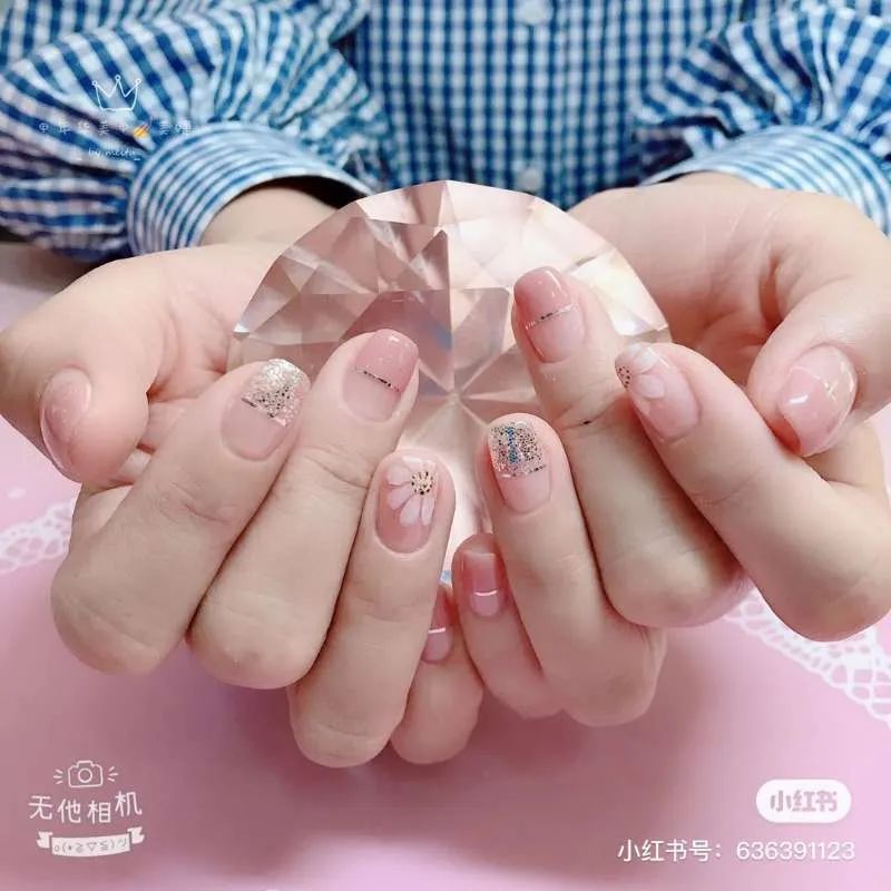 来看看大家最近都做了什么美甲款式