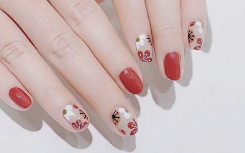 夏天就该做清新的碎花美甲