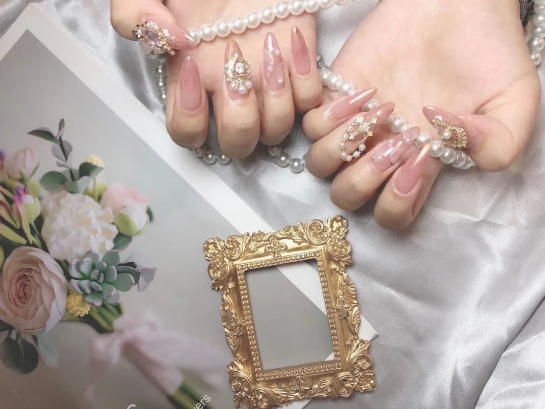 来看看大家最近都做了什么美甲款式