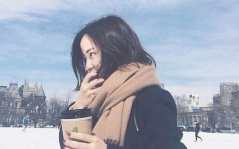 女人说：“这世界上的爱情是存在的，只是不会降临在我身上”