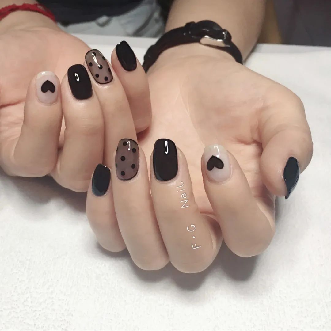 黑色美甲怎么搭，更高级？