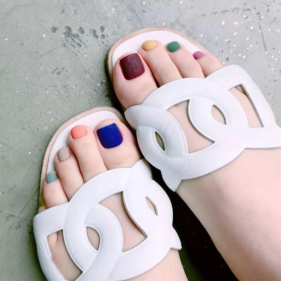 凉鞋+脚甲，盛夏的时髦利器