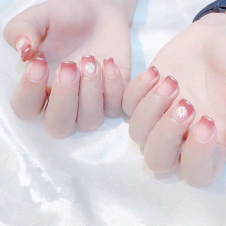 小雏菊美甲火了！洋气又高级