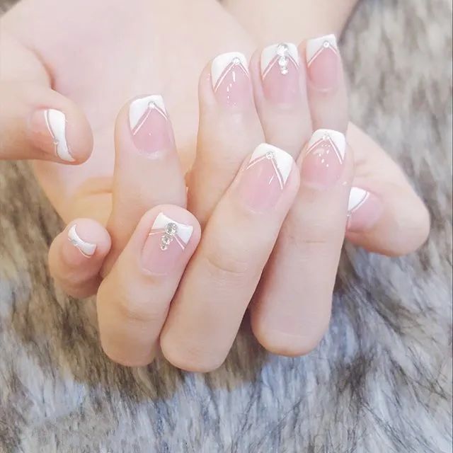 想要显手长？试试V法式美甲吧！