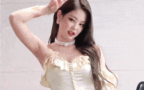 今夏这两个流行色穿在一起=很贵！时髦炸街！