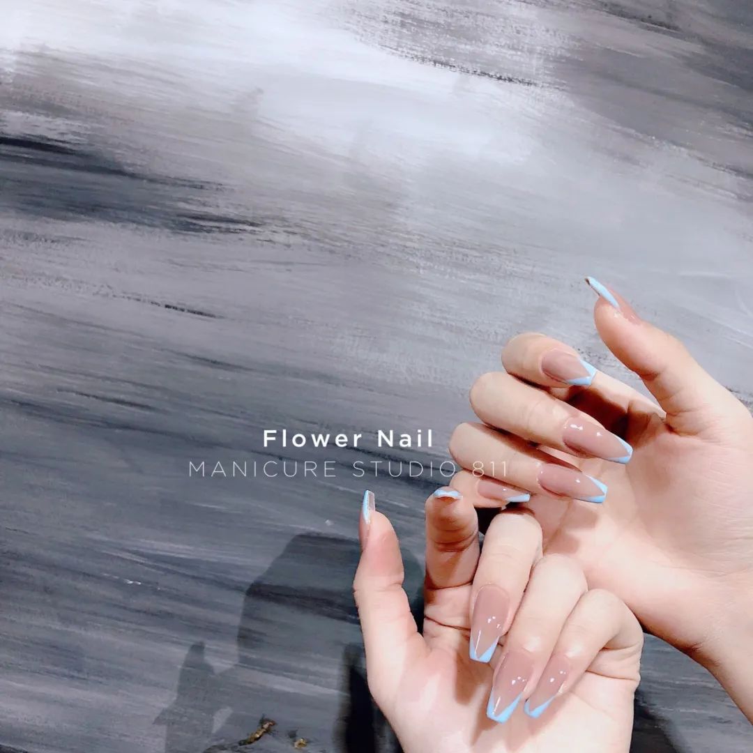 想要显手长？试试V法式美甲吧！