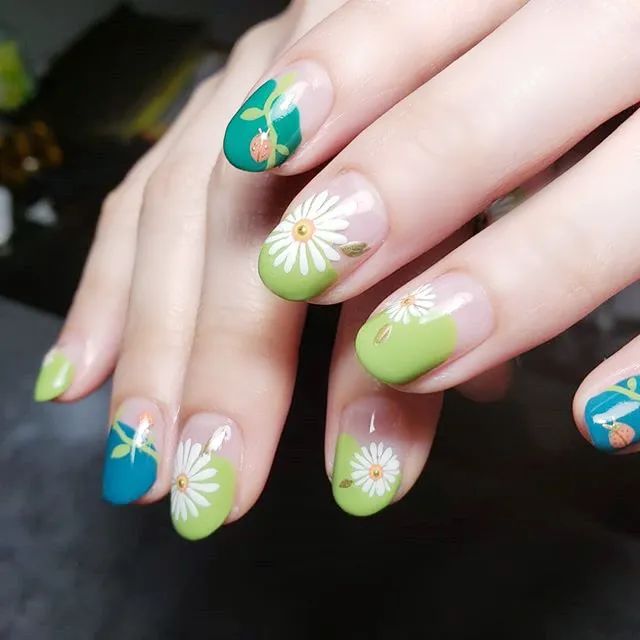 小雏菊美甲火了！洋气又高级