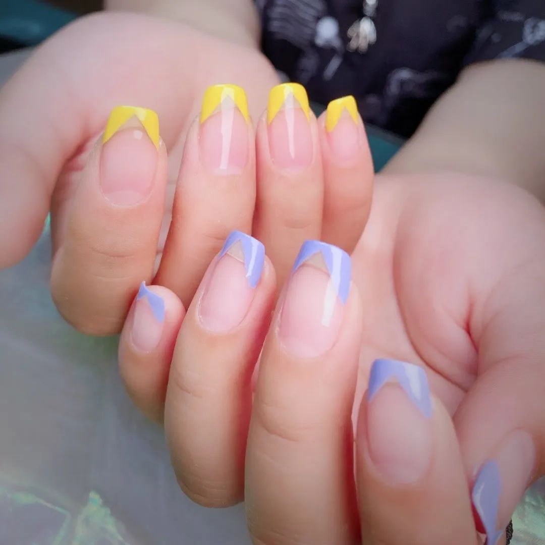 想要显手长？试试V法式美甲吧！