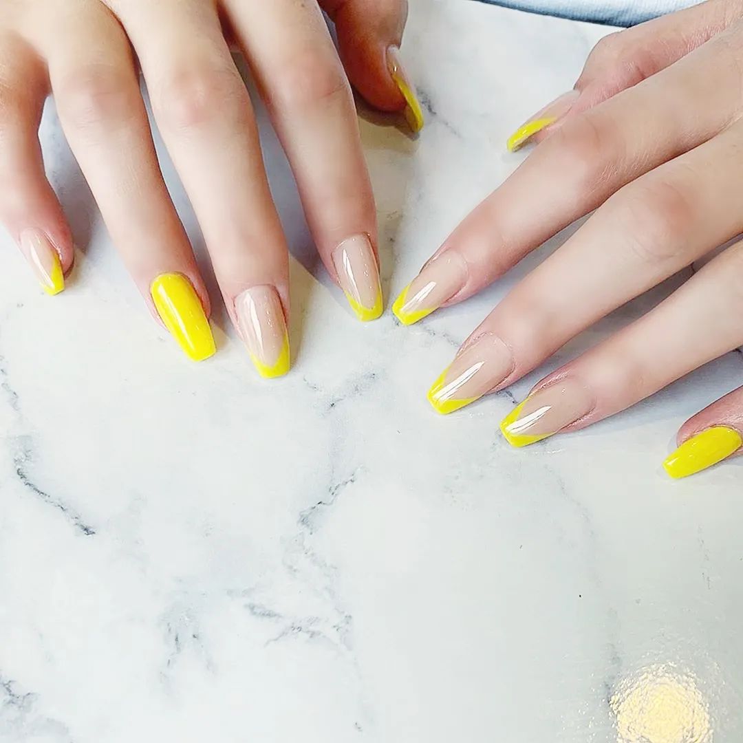 想要显手长？试试V法式美甲吧！